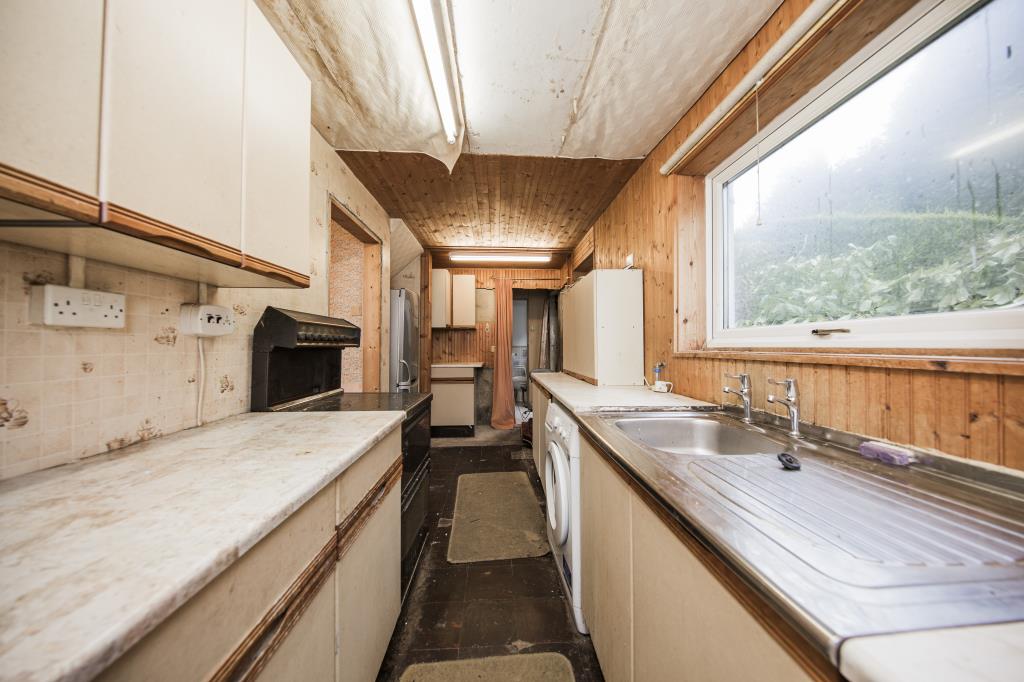 Lot: 7 - SEMI-DETACHED HOUSE FOR IMPROVEMENT - Kitchen